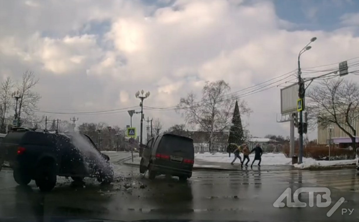 Появилось видео жёсткого ДТП на перекрестке в центре Южно-Сахалинска