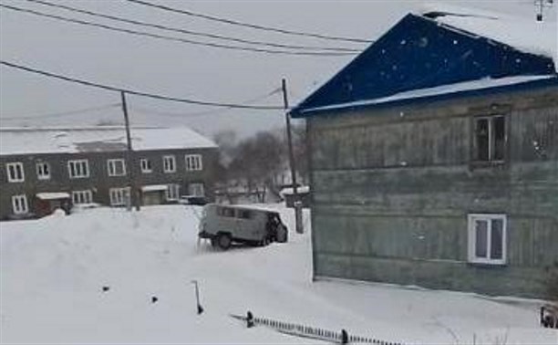 Машина медпомощи провалилась в яму в Александровске-Сахалинском