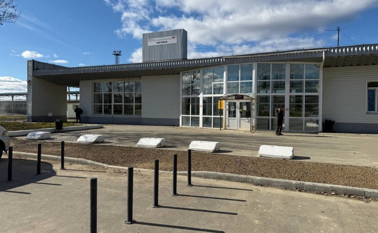 Стелы, дорожки, фонари: привокзальные площади преобразились в Ногликах и Томари