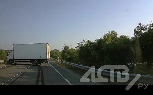 Два грузовика не смогли разъехаться на сахалинской трассе