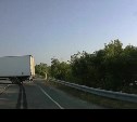 Два грузовика не смогли разъехаться на сахалинской трассе