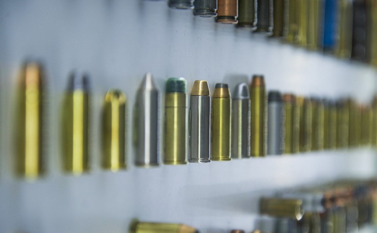 Сахалинец незаконно купил почти 400 патронов и попал под статью