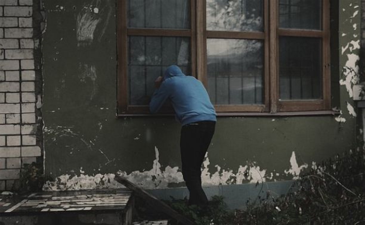 Судимый бомж-грабитель залез в квартиру молодой жительницы Южно-Сахалинска 