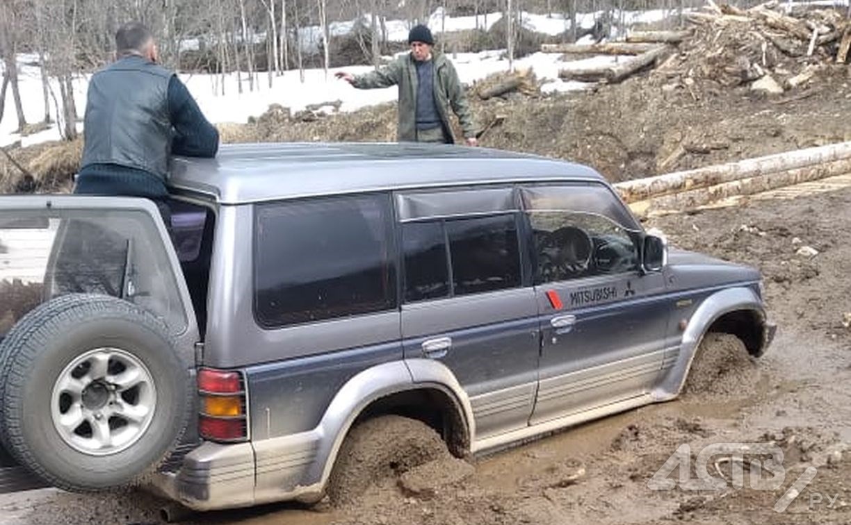"Это целое испытание": колонны машин вязнут в грязи по дороге к месту охоты на Сахалине