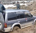 "Это целое испытание": колонны машин вязнут в грязи по дороге к месту охоты на Сахалине