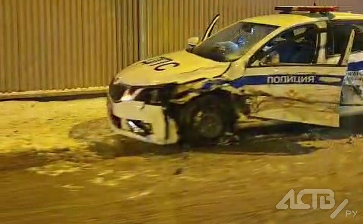 Полицейский автомобиль разбили в жёстком ДТП в Южно-Сахалинске