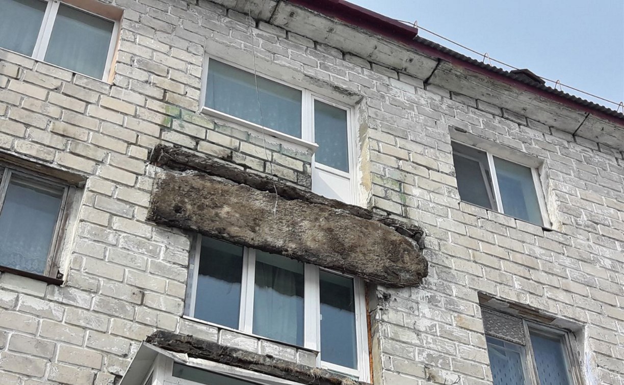 В Углегорске обрушился балкон четвертого этажа жилого дома