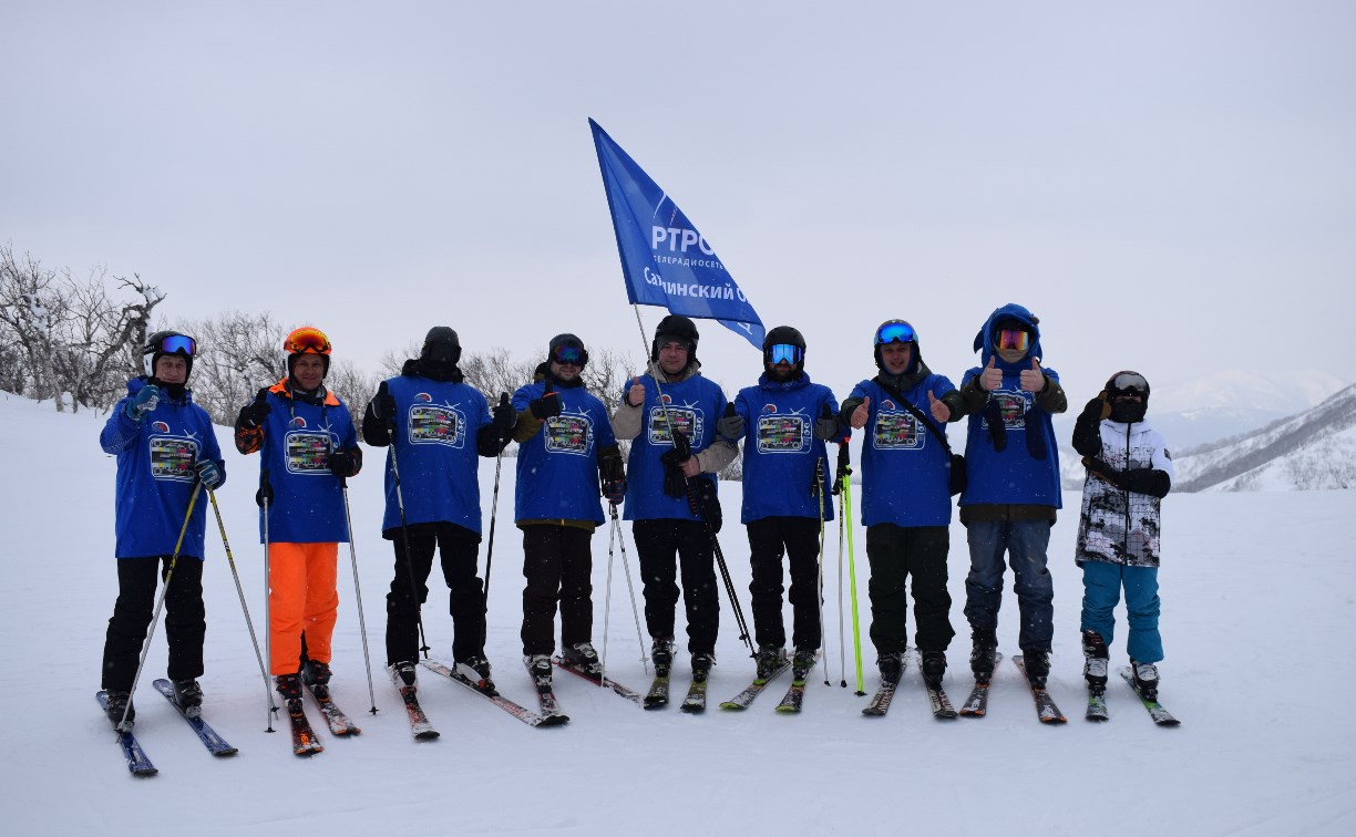 Коллективный спуск с горы Красной провели в честь 25-летия Сахалинского РТПЦ 