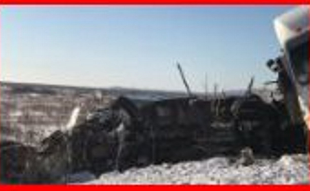 Два большегруза улетели в кювет на севере Сахалина по вине кроссовера