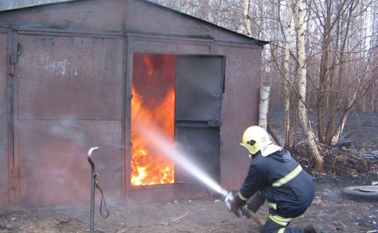 В разных районах Сахалина за сутки воспламенились гаражи, сгорел один автомобиль