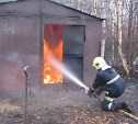В разных районах Сахалина за сутки воспламенились гаражи, сгорел один автомобиль