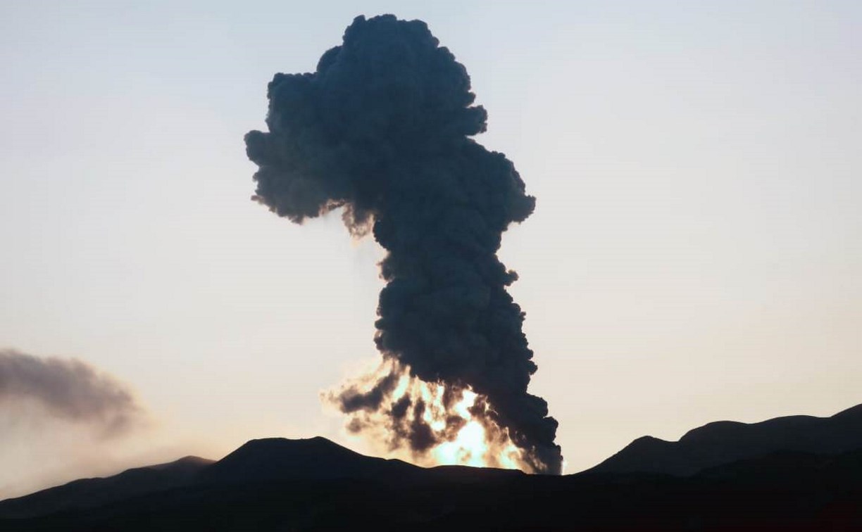 Столб пепла в 4 км выбросил вулкан Эбеко