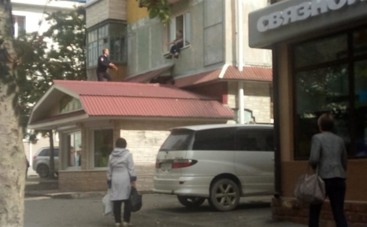 В Корсакове женщина пыталась выйти из окна