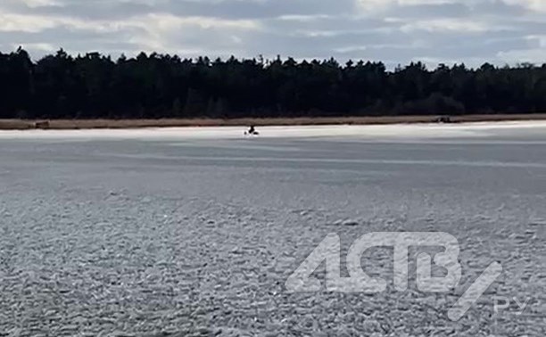 "Безбашенные или голодные?": сахалинские рыбаки вышли на тонкий лёд Малого Буссе