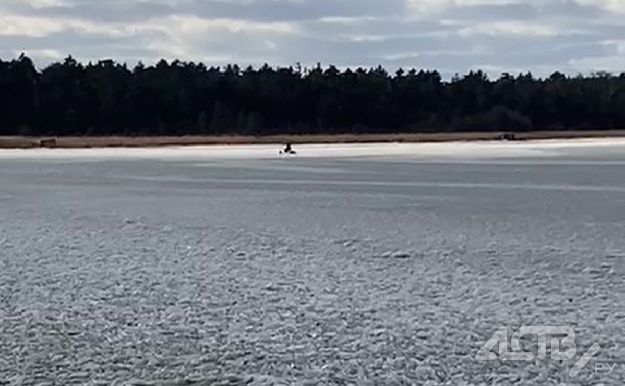 "Безбашенные или голодные?": сахалинские рыбаки вышли на тонкий лёд Малого Буссе
