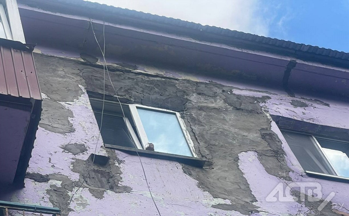 Сахалинка показала пугающие трещины в доме, который до сих пор не признали аварийным