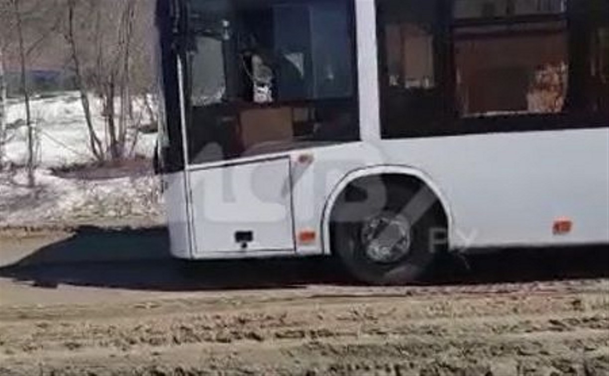 Пассажирские автобусы в Южно-Сахалинске заставили месить глину, жители задыхаются от пыли