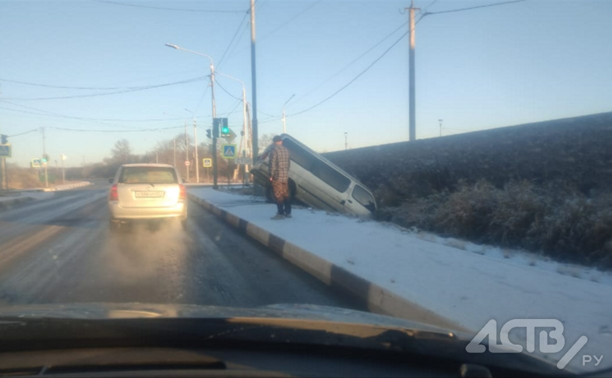 Не справился с управлением: в Дальнем микроавтобус вылетел в кювет