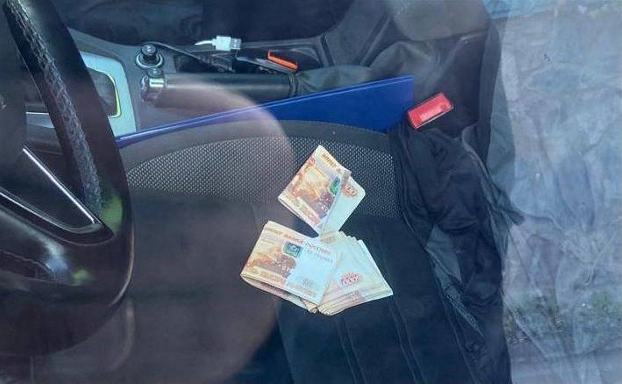 На Сахалине иностранец-нелегал, пойманный пьяный за рулем без прав, пытался дать взятку полиции