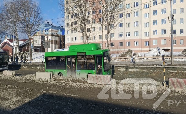 Пассажирские автобусы застряли на ремонтируемом участке пр. Мира в Южно-Сахалинске
