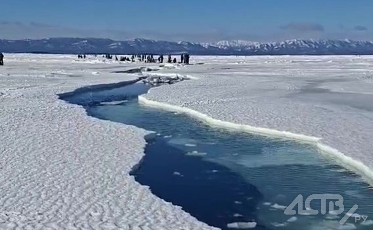 Трещина расползается: ещё троих человек оторвало на льдине в Корсаковском районе