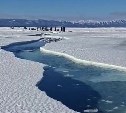 Трещина расползается: ещё троих человек оторвало на льдине в Корсаковском районе