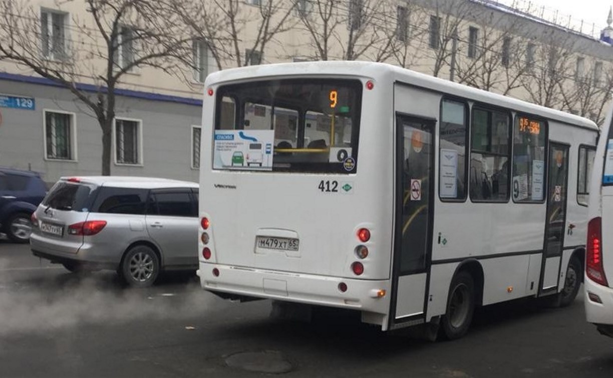 В южно-сахалинском автобусе у пассажирки не сработала карта и ее высадили из автобуса