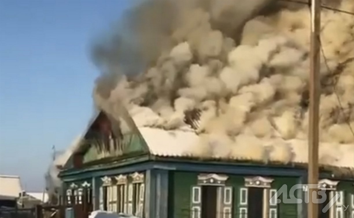 Дым на всю округу: появилось видео, как начинался пожар в СНТ “Агат“ в Южно-Сахалинске