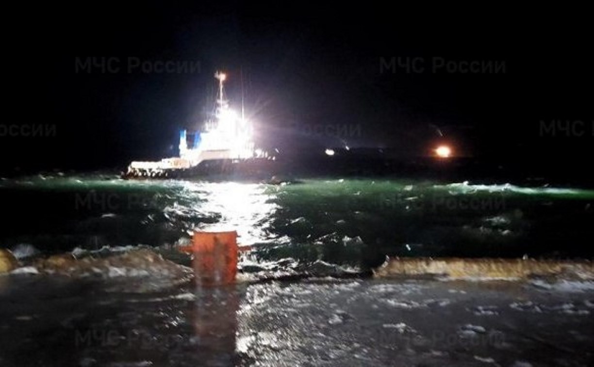 Спасатели ночью эвакуировали больного пассажира с судна "Павел Леонов" в Южно-Курильске