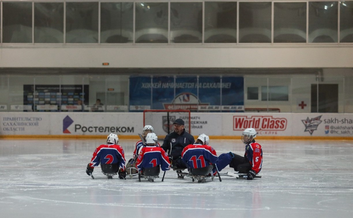 Хоккеисты из сахалинского центра "Преодоление" вернулись на лед после карантина