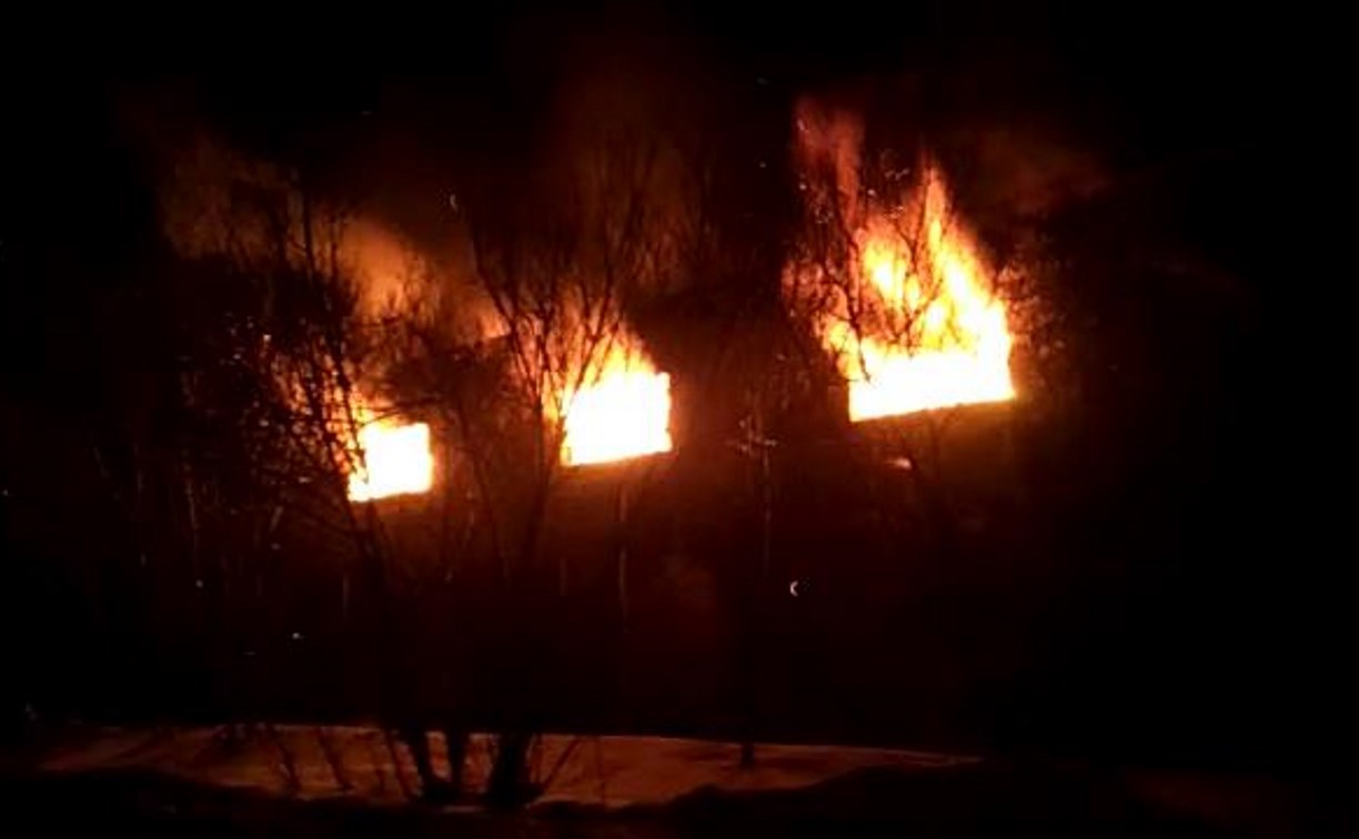 Склад рыбодобывающего предприятия сгорел в Александровске-Сахалинском