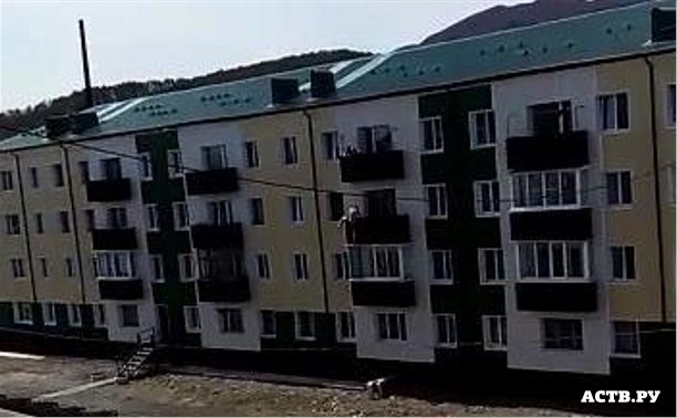 Мужчина сорвался с балкона четвертого этажа в Макарове