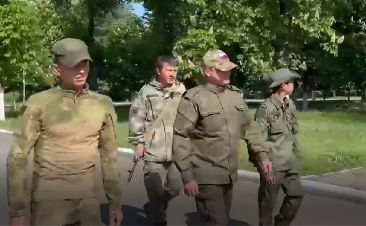 "Здесь есть всё, кроме тебя": сахалинские бойцы СВО по телемосту поговорили с жёнами