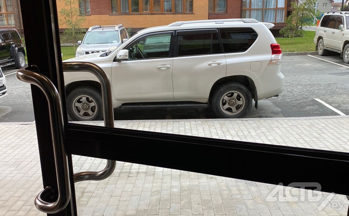 Один на парковке не воин: борьба с хаосом во дворе довела сахалинку до суда