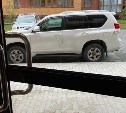 Один на парковке не воин: борьба с хаосом во дворе довела сахалинку до суда