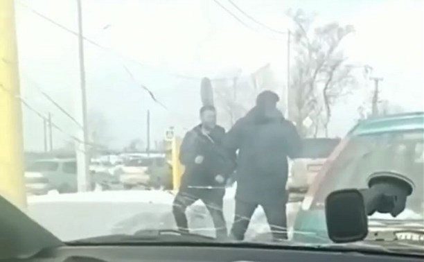 Двое мужчин устроили драку за колонку "Роснефти" в Южно-Сахалинске
