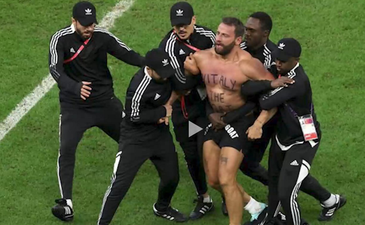 Российский пранкер выбежал на поле во время матча на чемпионате мира по футболу
