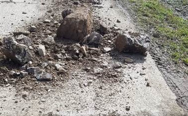 В Новоалександровске большегруз выронил на дорогу груду камней