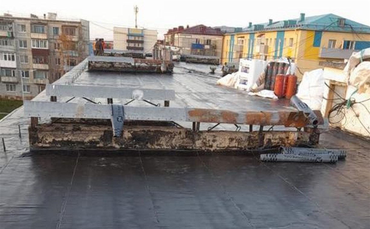 В Шахтёрске завершают ремонт крыш после тайфуна "Хиннамнор"