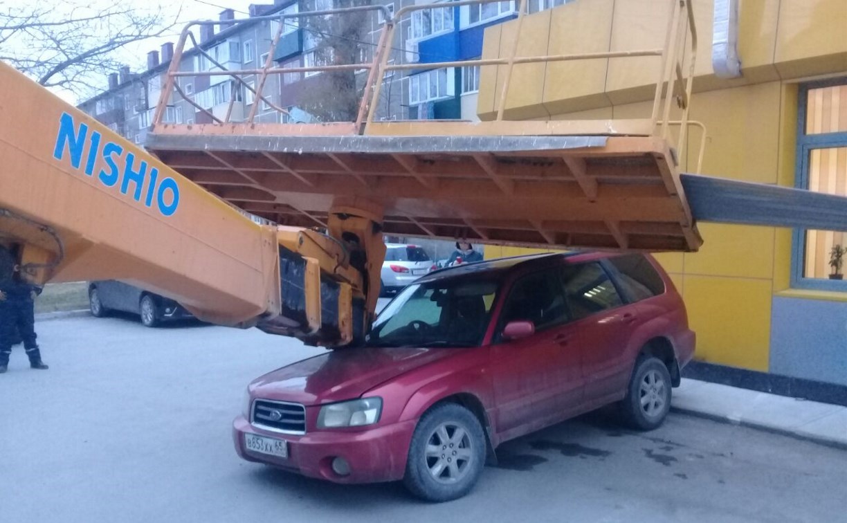 Автовышка придавила легковой автомобиль во дворе дома в Южно-Сахалинске