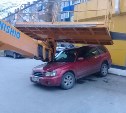 Автовышка придавила легковой автомобиль во дворе дома в Южно-Сахалинске