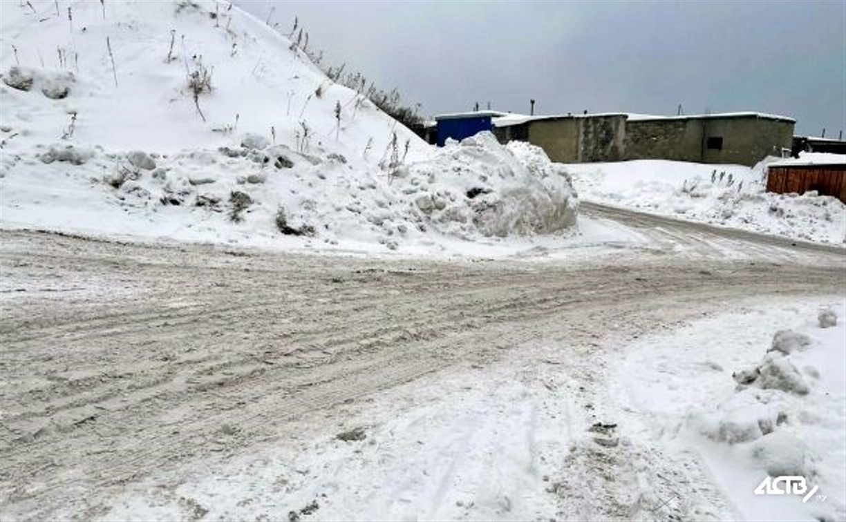 В Холмске на очищенные от снега тротуары наваливают новые сугробы