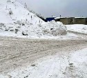 В Холмске на очищенные от снега тротуары наваливают новые сугробы