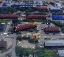 Движение по улице Краснофлотской в Корсакове доступно по одной полосе в каждую сторону