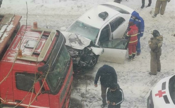 Два человека оказались в больнице после лобового ДТП в Южно-Сахалинске
