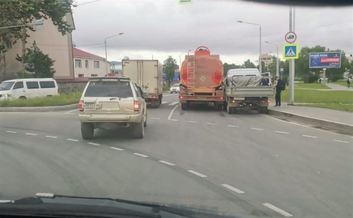 На перекрёстке улиц Ленина и Украинской в Южно-Сахалинске меняют схему проезда по кольцу