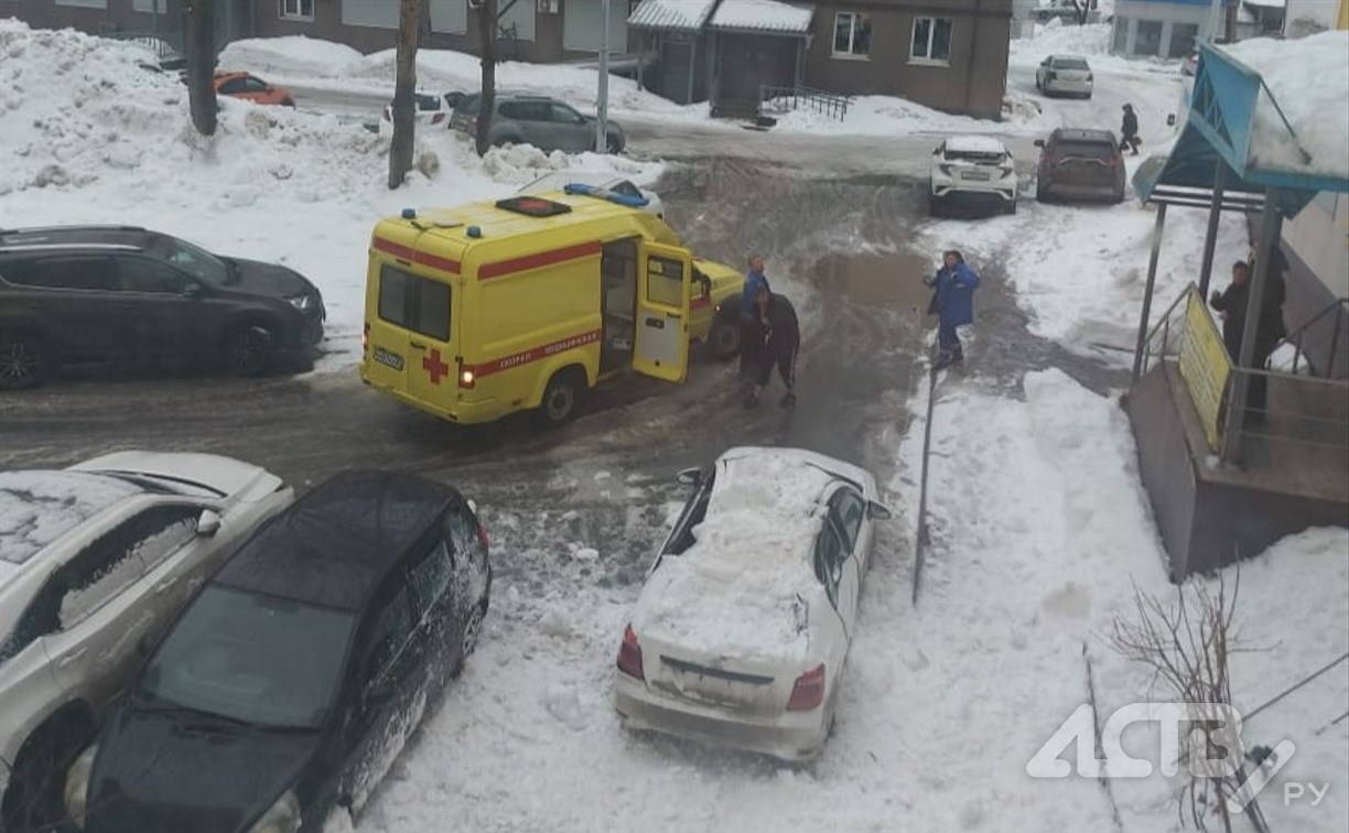 Следком в Южно-Сахалинске возбудил уголовное дело из-за обрушения лавины с крыши на автомобиль
