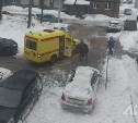 Следком в Южно-Сахалинске возбудил уголовное дело из-за обрушения лавины с крыши на автомобиль