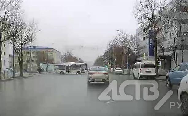 Водитель пассажирского автобуса в Южно-Сахалинске грубо нарушил ПДД и попал на видео