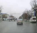 Водитель пассажирского автобуса в Южно-Сахалинске грубо нарушил ПДД и попал на видео